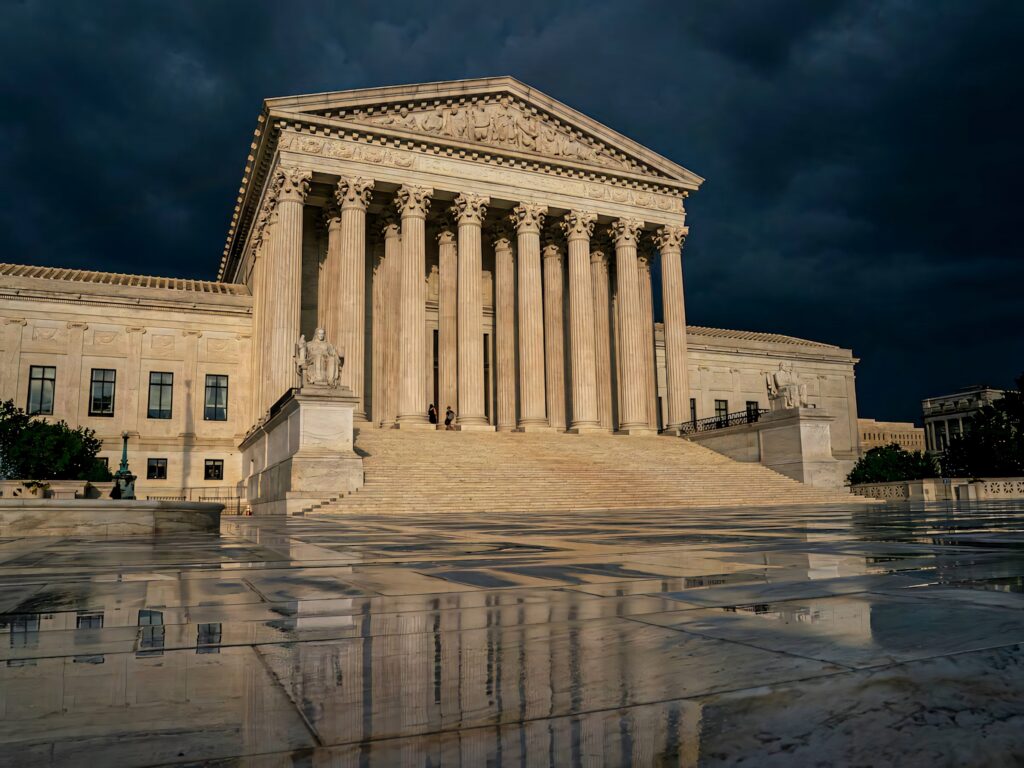 Majestic US Supreme Court Building: Classic Architecture Wallpaper