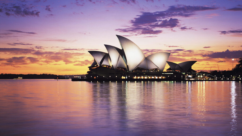 Stunning Sydney Opera House Dusk View Wallpaper - Vibrant Reflections