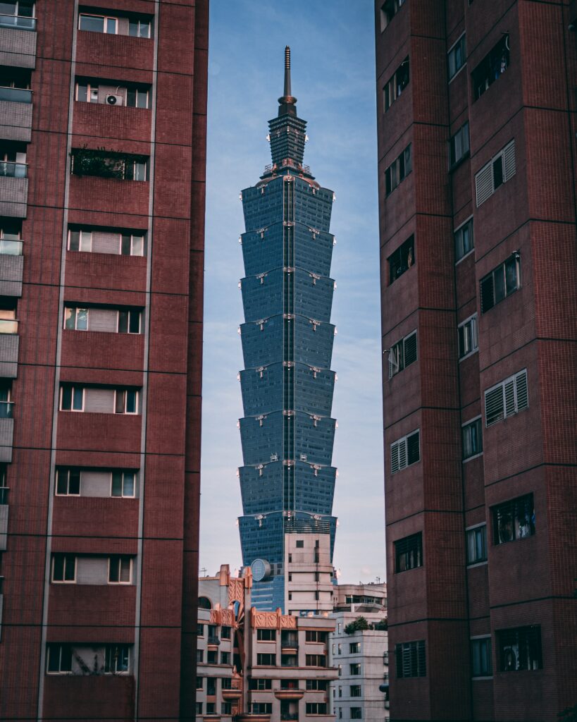 Stunning Taipei 101 Wallpaper: Urban Elegance Against a Clear Sky