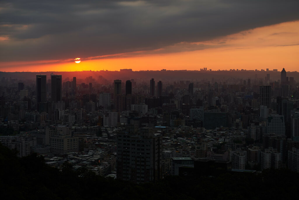 Stunning Taiwan Cityscape Sunset Wallpaper - Urban Serenity
