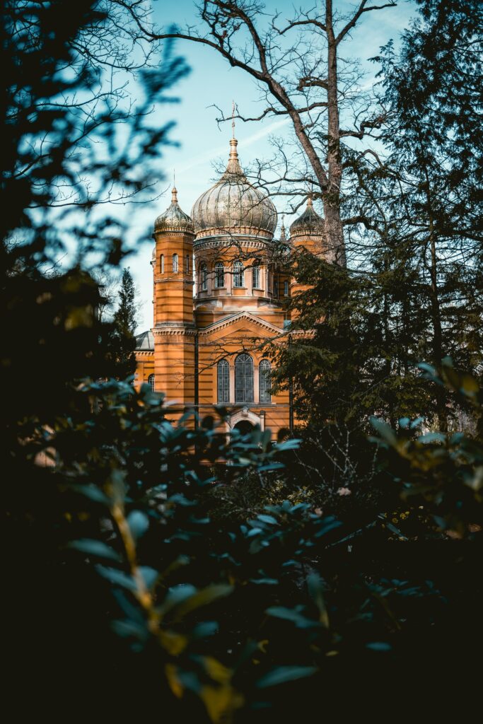Stunning Temple Wallpaper: Intricate Architecture & Lush Greenery