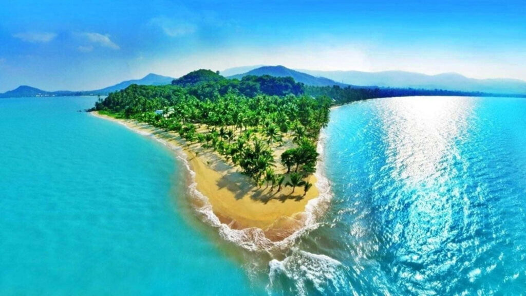 Stunning Thai Beach: Golden Sands & Turquoise Waters Under Blue Sky Wallpaper