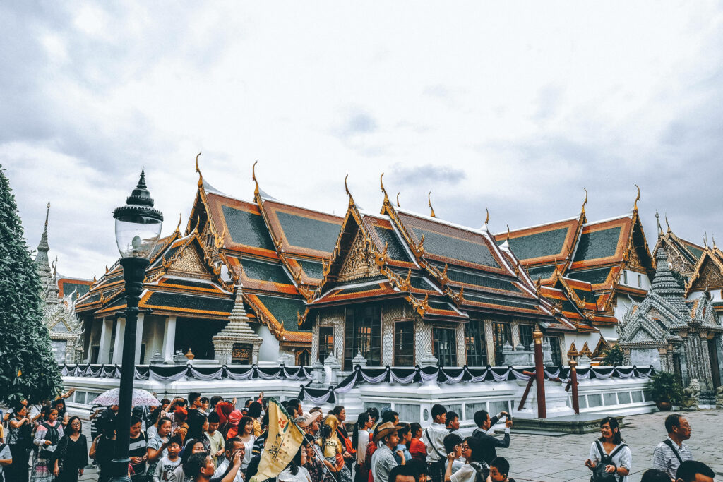 Stunning Thai Temple Wallpaper: Intricate Architecture & Vibrant Rooftops