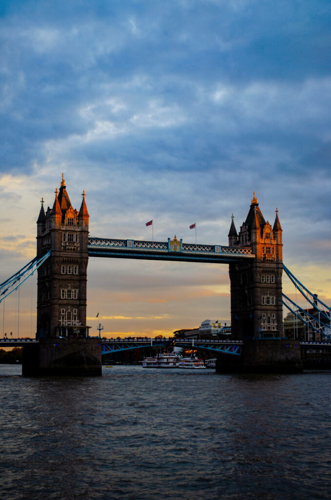 Majestic Tower Bridge Wallpaper: Dramatic Sky & Evening Reflections