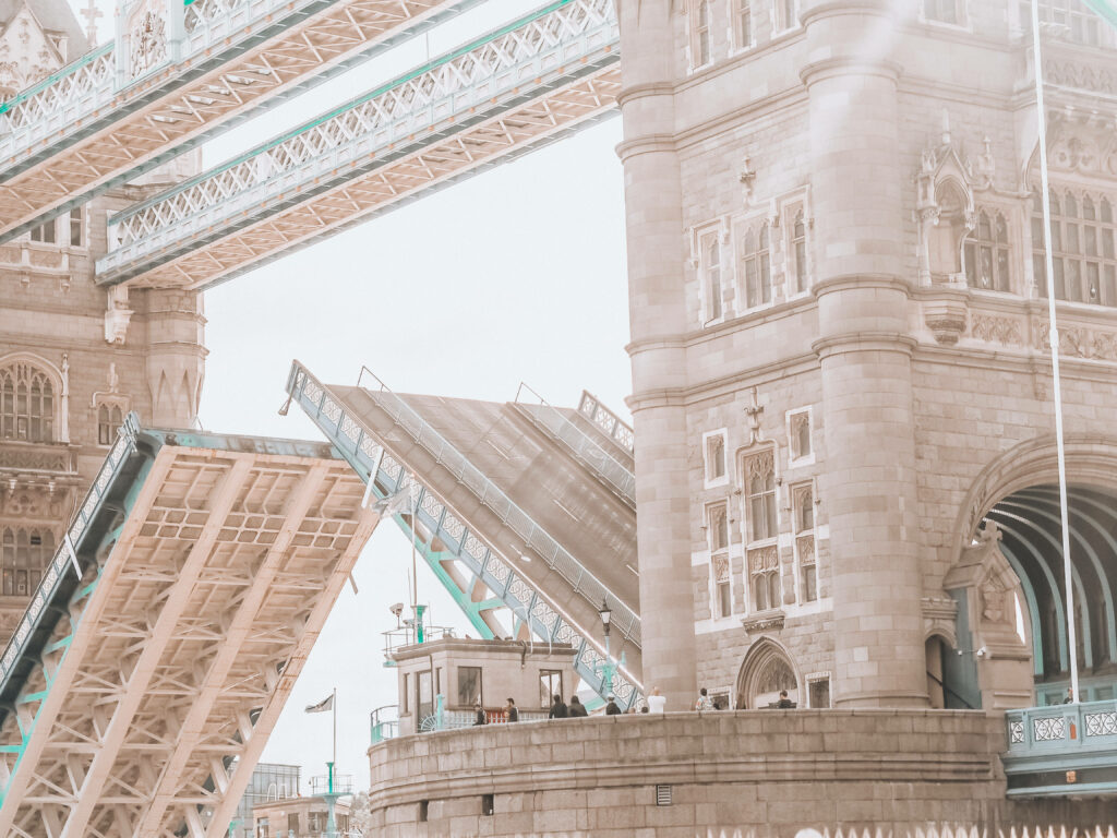 Tower Bridge Wallpaper: Intricate Historic Design & Bright Background