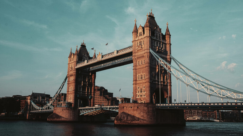 Stunning Tower Bridge Wallpaper: Iconic Architecture & Blue Sky