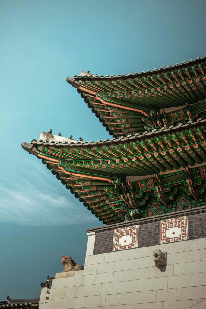 Stunning Korean Architecture Wallpaper: Vibrant Patterns & Clear Sky