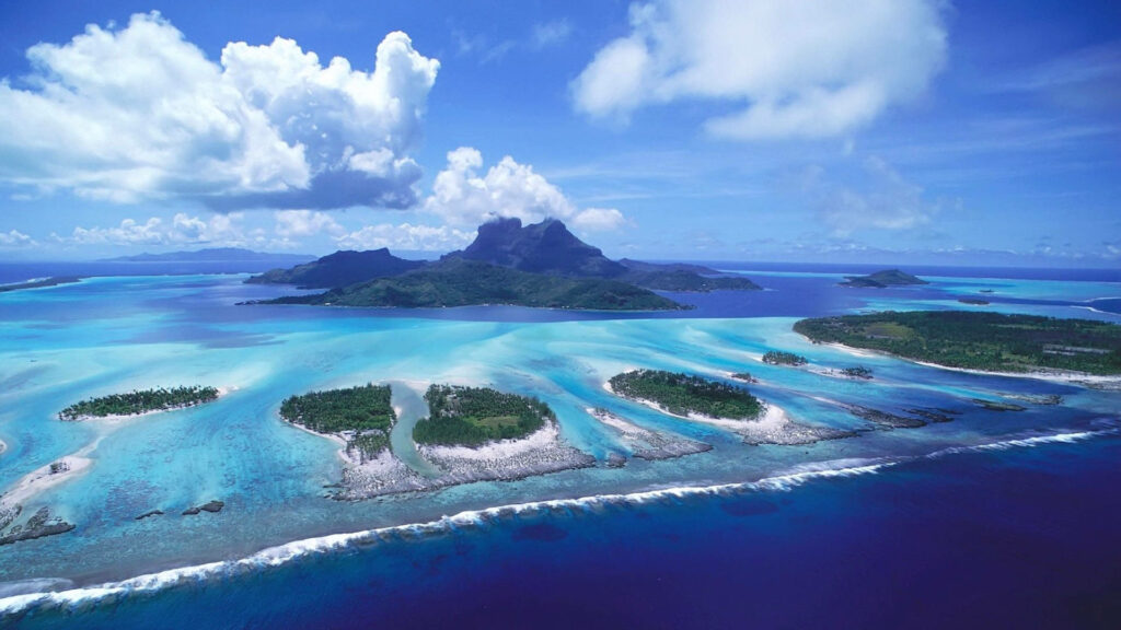 Serene Wallpaper: Turquoise Waters & Lush Islands Inspired by Galapagos