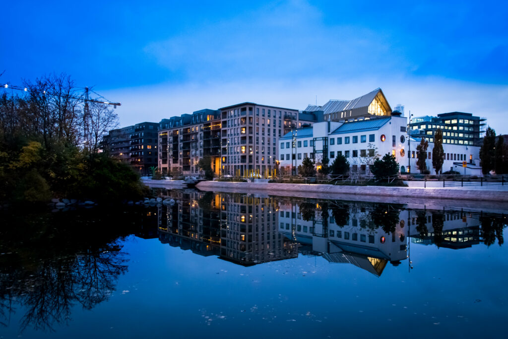 Stunning Twilight Cityscape Wallpaper: Modern Reflections in Calm Lake
