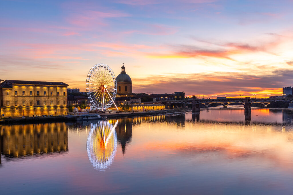 Stunning Twilight Cityscape Wallpaper with Ferris Wheel Glow