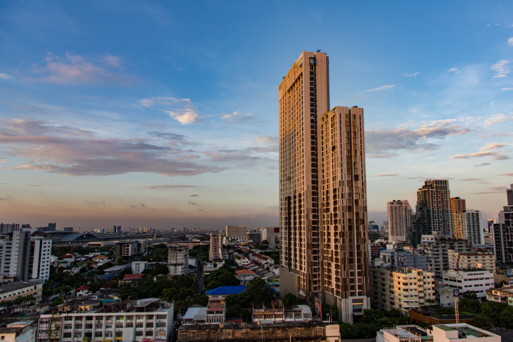 Stunning Twilight Cityscape Wallpaper with Modern Buildings & Trees