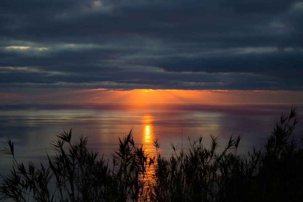 Mesmerizing Twilight HD Wallpaper: Sunset Glow Over Calm Sea