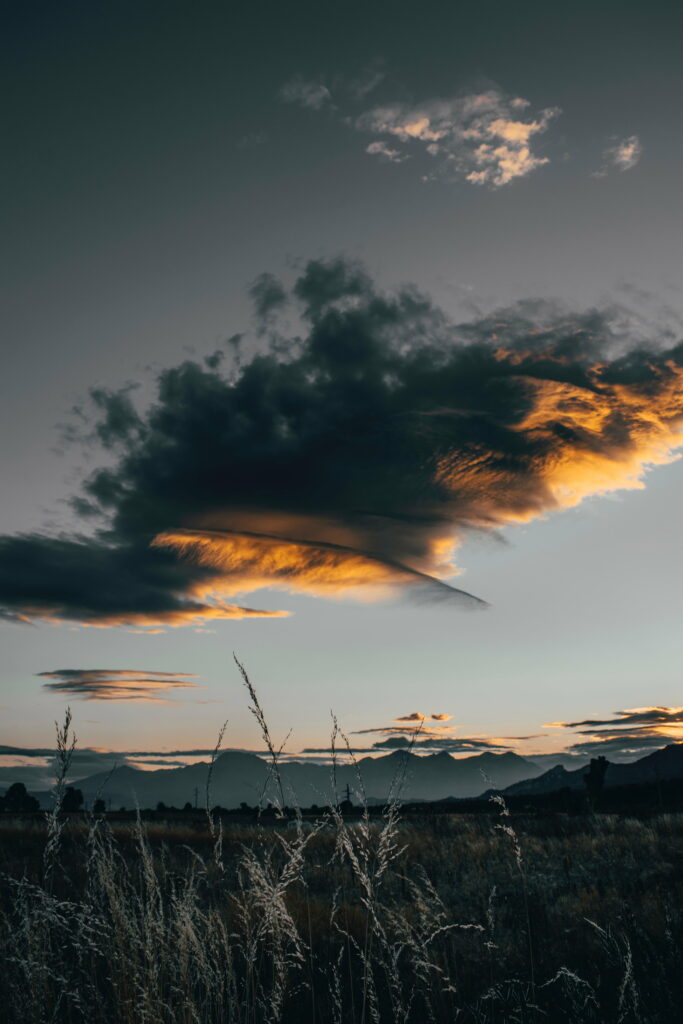 Stunning Twilight Landscape: Peaceful HDR Wallpaper for Phones