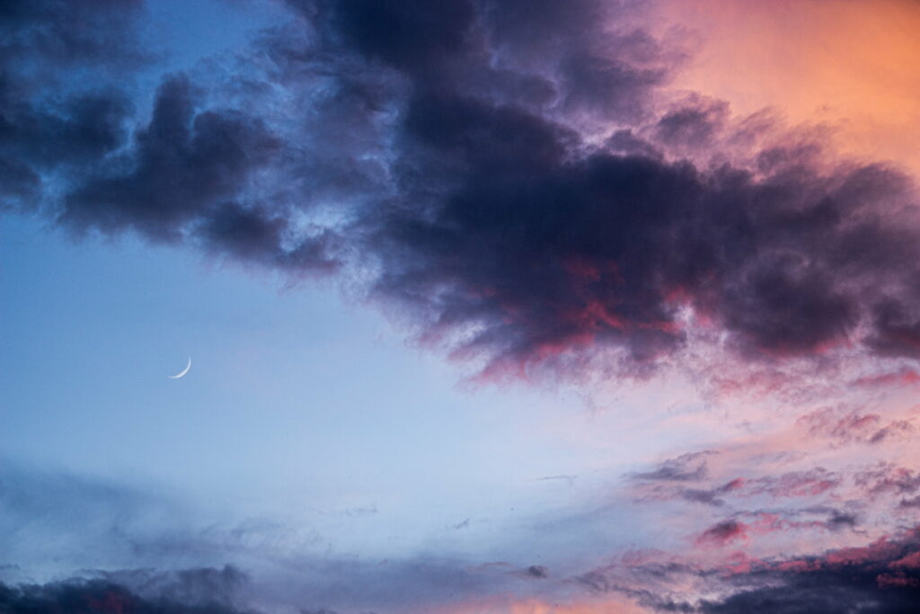 Twilight Sky HD Wallpaper: Crescent Moon & Dramatic Clouds