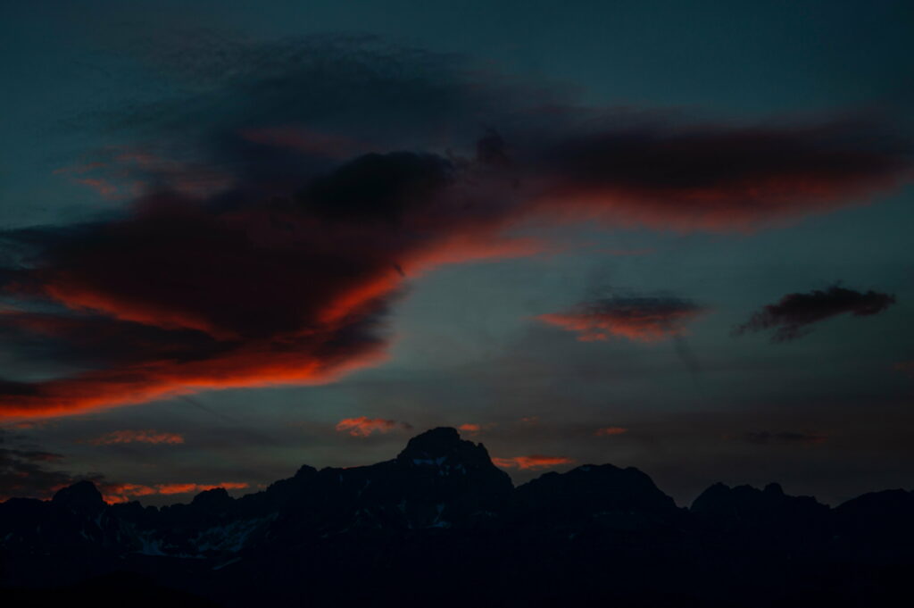 Twilight Drama: HD Wallpaper of Rugged Mountains & Fiery Clouds