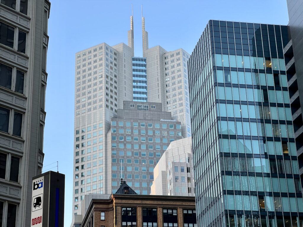 Urban Cityscape Wallpaper: Modern & Classic Architectural Designs