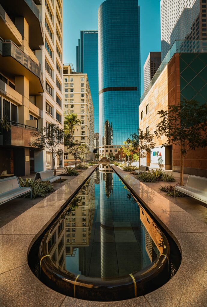 Urban Scene Wallpaper: Modern Architecture & Reflective Pool Design