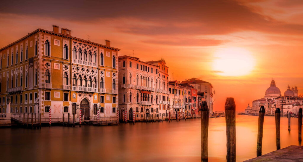 Serene Venetian Sunset Wallpaper: Grand Canal's Historic Beauty