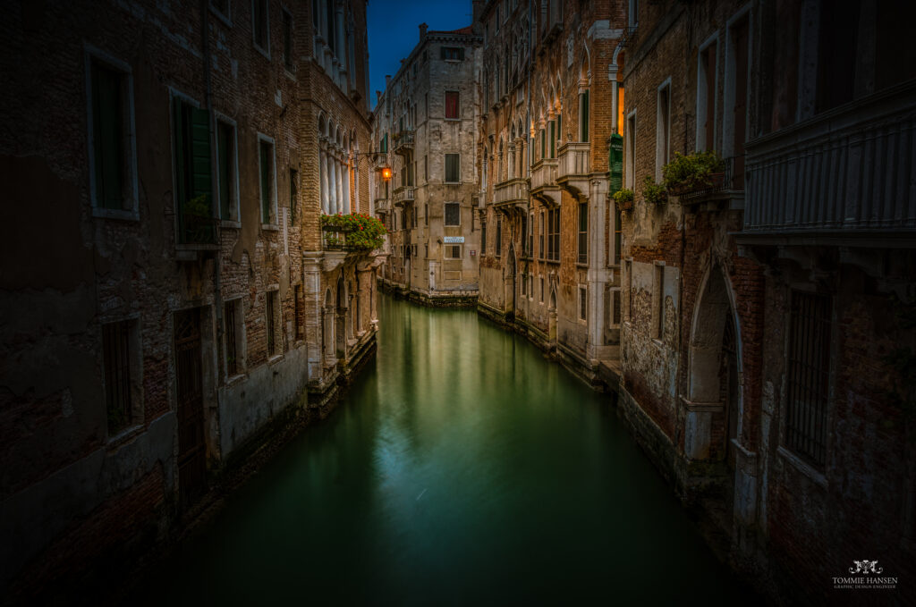 Tranquil Venice Canal Wallpaper: Serene Reflections & Historic Charm