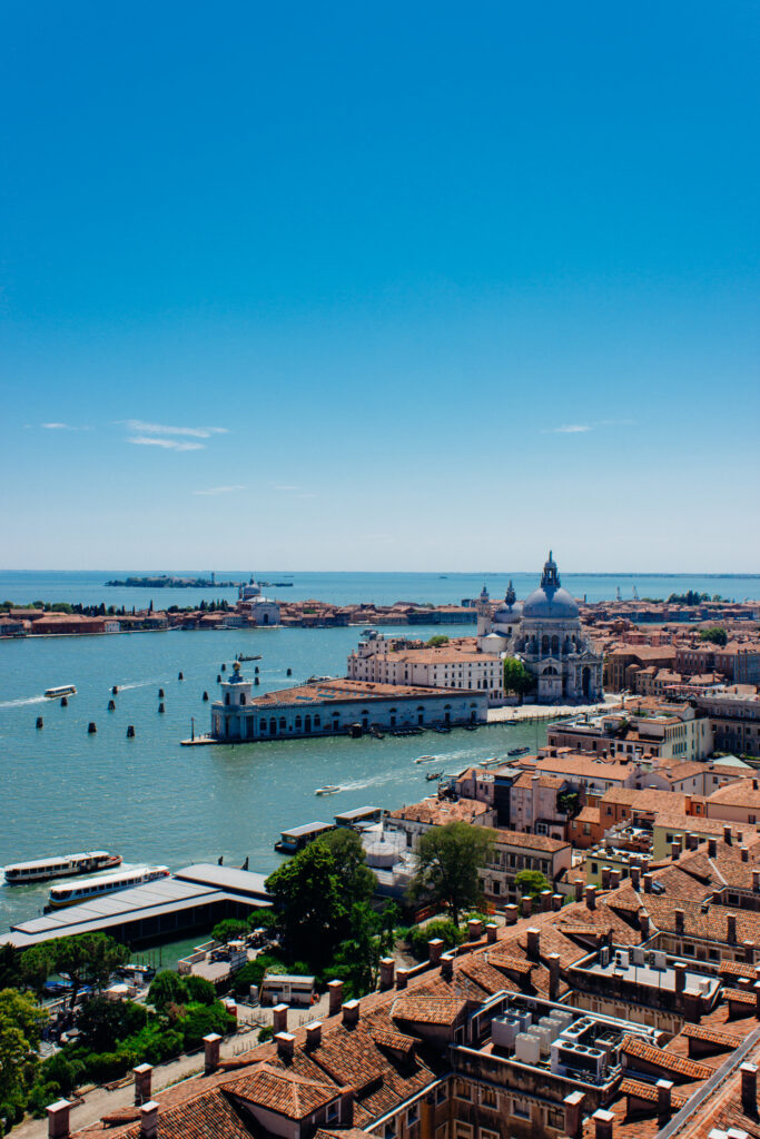 Stunning Venice Cityscape Wallpaper: Iconic Views & Vibrant Waterways