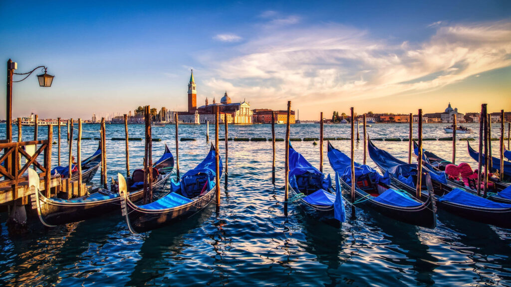 Stunning Venetian Gondolas Wallpaper at Sunset with Historic Views