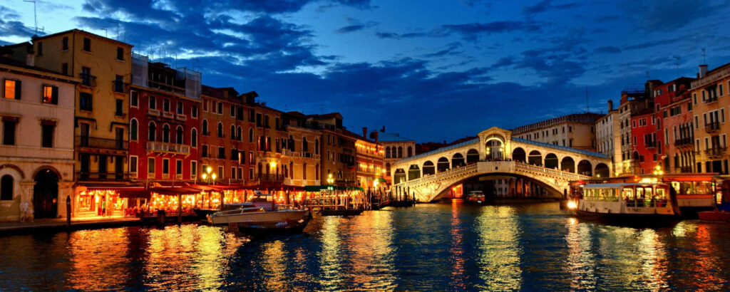 Stunning Night View of Venice: Rialto Bridge & Canal Reflections Wallpaper