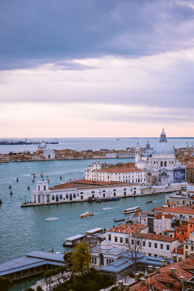 Stunning Venice Architecture Wallpaper: Charming Canals & Historic Beauty