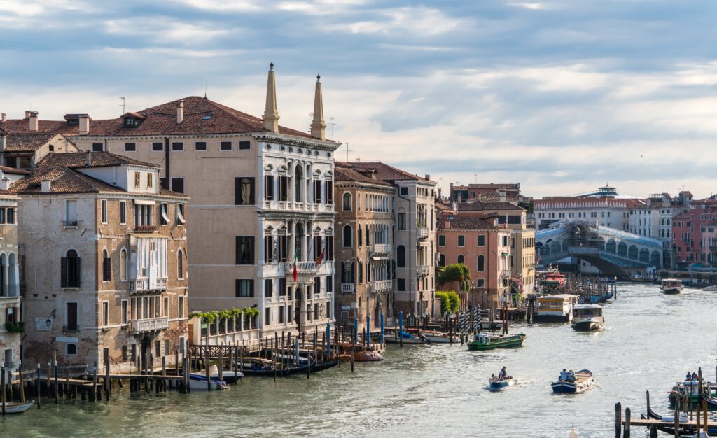 Venice Wallpaper: Rialto Bridge & Grand Canal Serenity Background