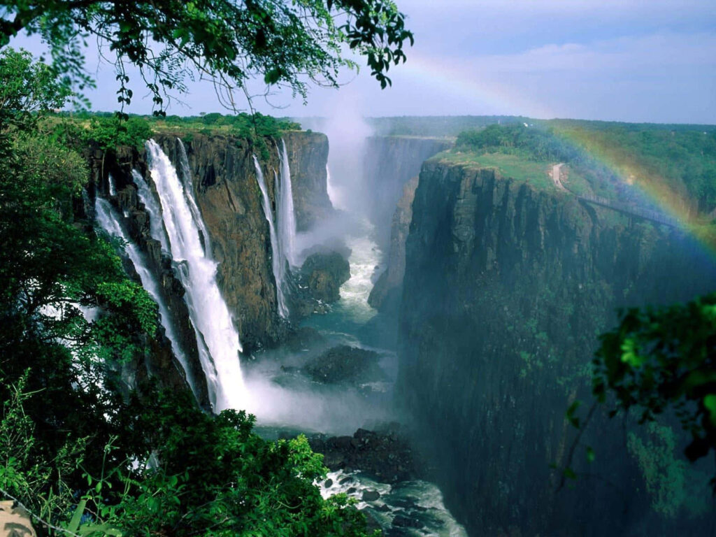 Stunning Victoria Falls Wallpaper: Cascading Waters & Lush Greenery