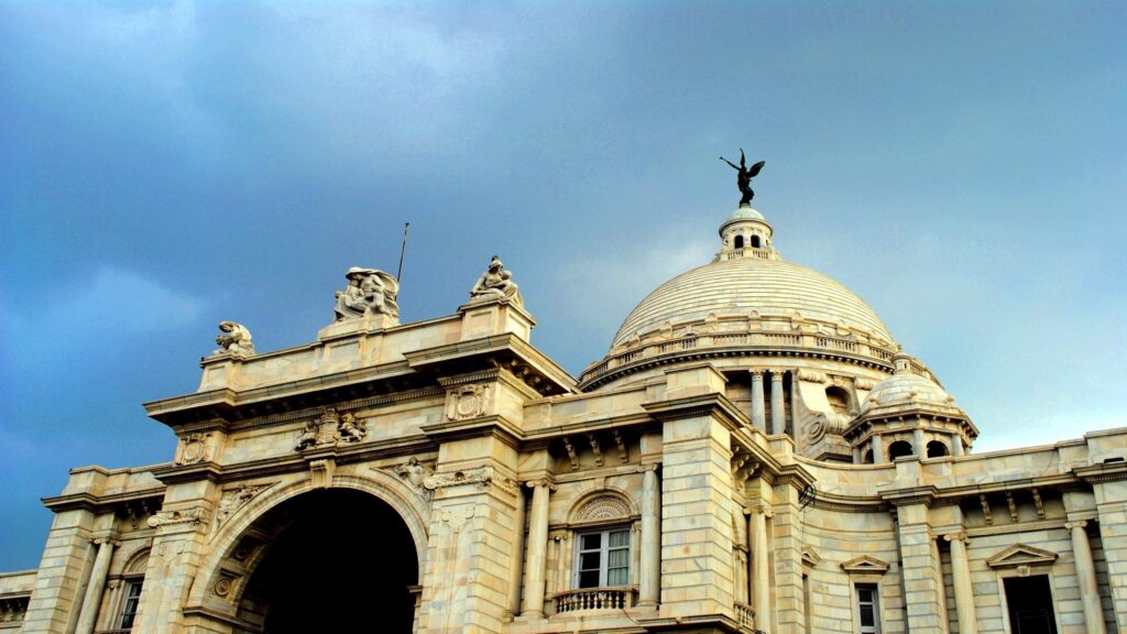 Stunning Victoria Memorial Wallpaper: Grand Architecture & Dramatic Sky