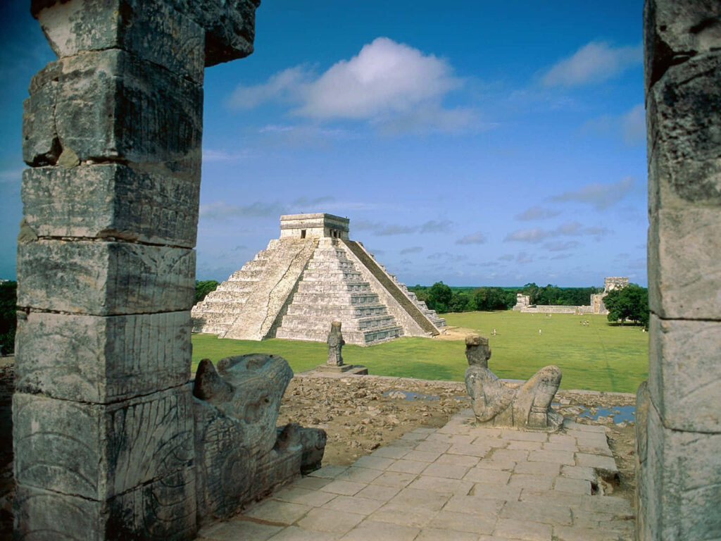 El Castillo Pyramid at Chichen Itza: Lush Greenery & Blue Sky Wallpaper
