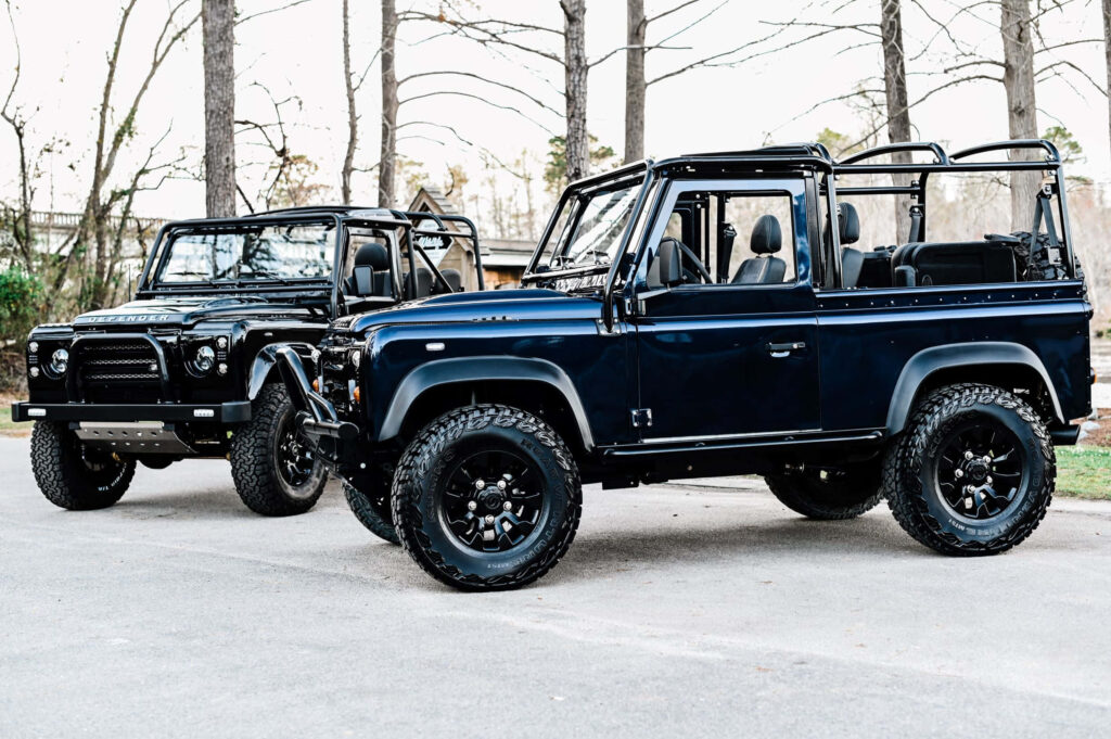 Stunning Land Rover Defenders Wallpaper: Adventure & Durability
