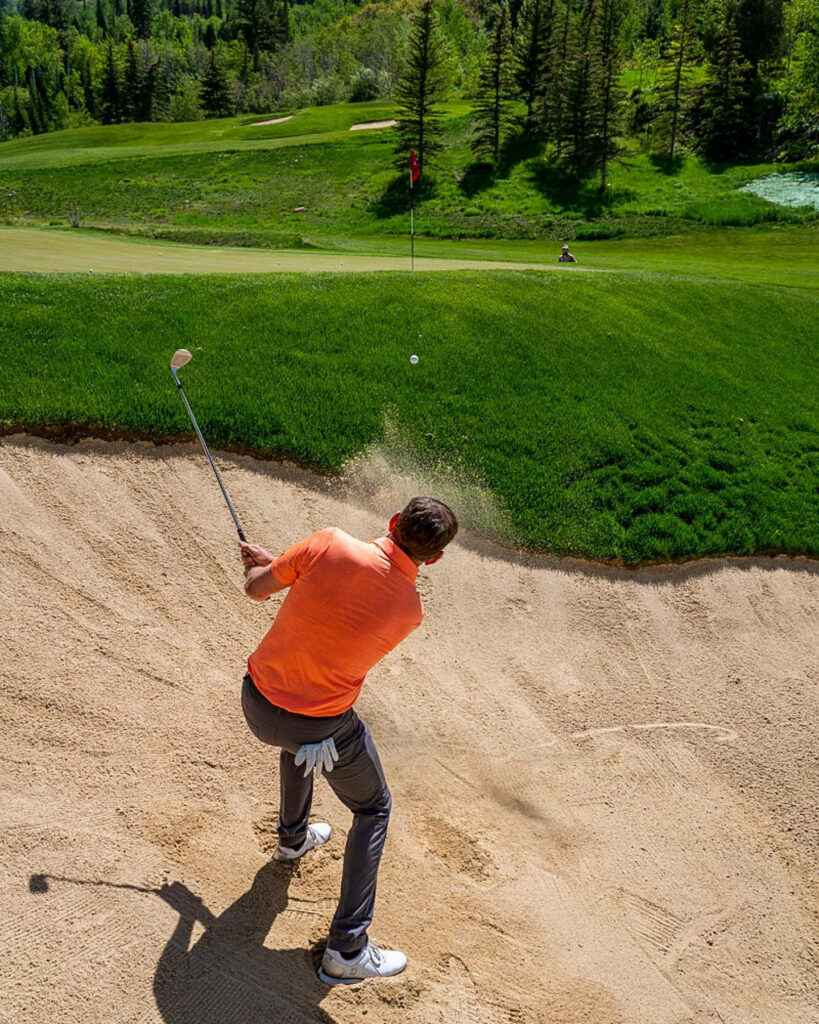 Stunning Wallpaper: Justin Leonard’s Precision Bunker Shot in Greenery