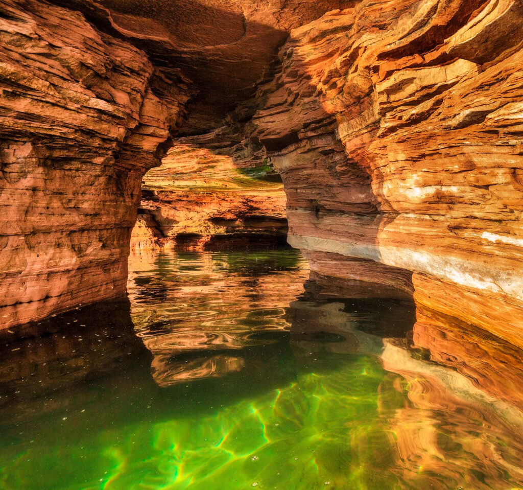 Stunning Red Rock Waterway Wallpaper: Serene Natural Background