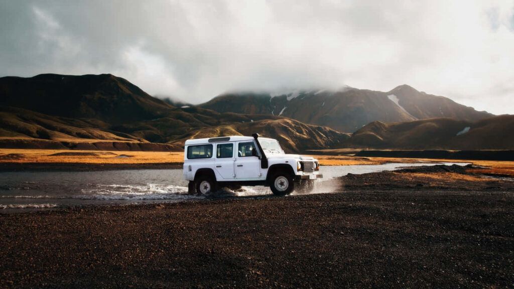 Stunning Land Rover Wallpaper: River Adventure in Rugged Landscapes