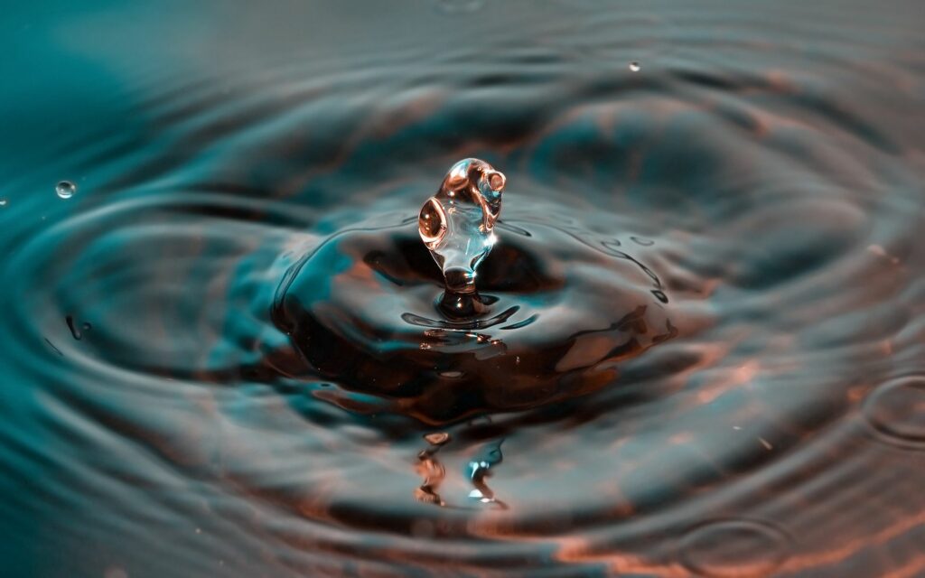 Captivating Water Droplet Wallpaper: Mid-Splash Ripples & Reflections