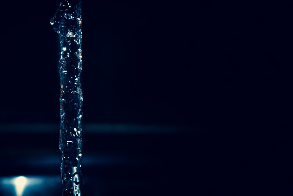 Dynamic Water Stream Wallpaper: Bubbles, Texture & Dark Background