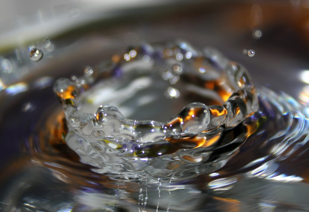 Stunning Macro Water Splash: Intricate Drops & Ripples Wallpaper