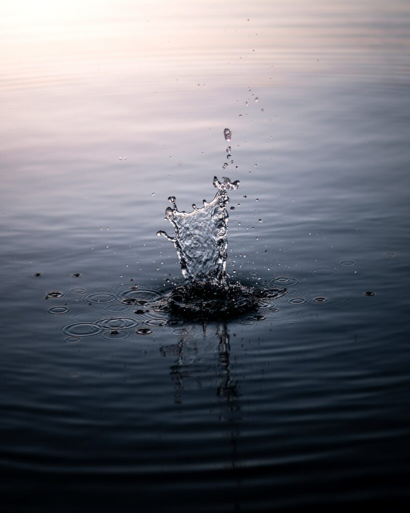 Dynamic Water Splash Wallpaper: Serene Surface with Ripples