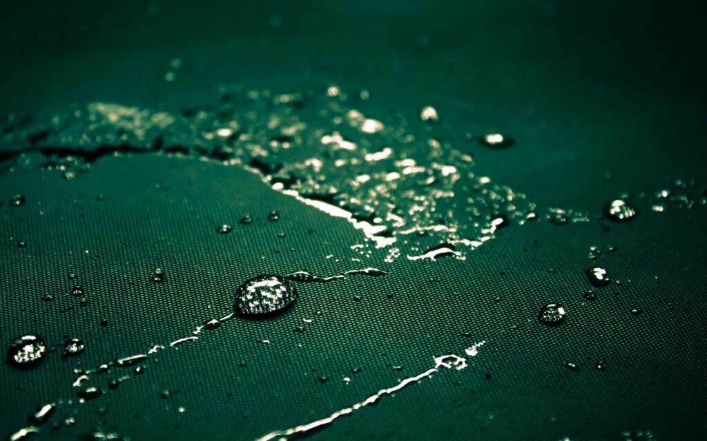 Serene Dark Wallpaper with Glistening Water Drops and Sprays