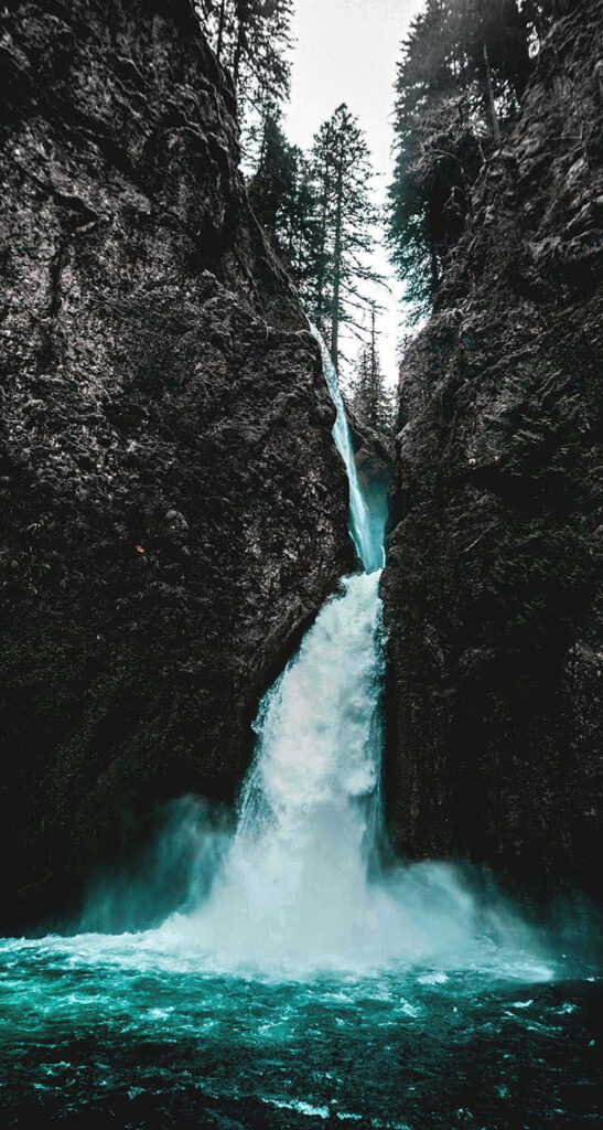 Stunning Waterfall Wallpaper: Turquoise Cascades & Lush Cliffs