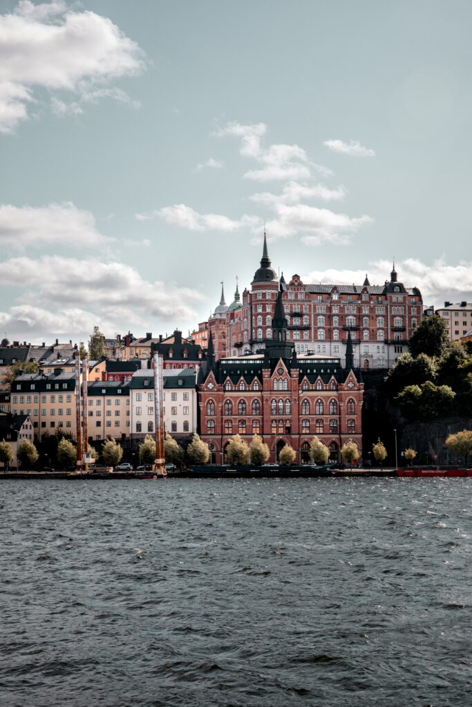 Stunning Waterfront Cityscape Wallpaper: Historic Architecture & Serenity