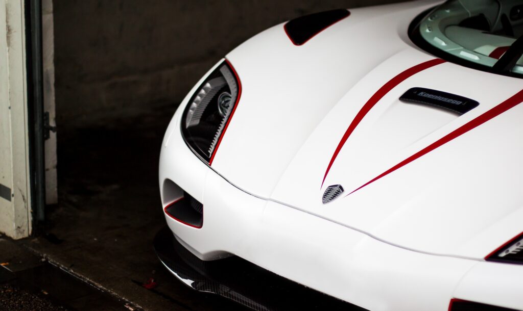 Stunning White Koenigsegg Agera R Wallpaper – Sleek Design & Curves