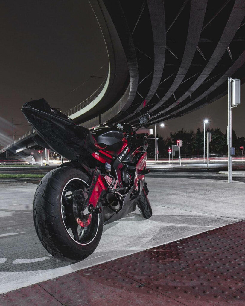 Stunning Yamaha YZF-R6 Wallpaper: Nighttime Urban Elegance