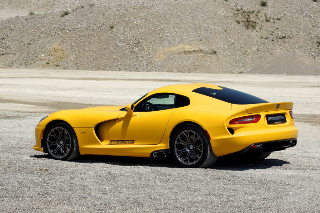 Yellow Dodge SRT Viper: Sleek Side View Wallpaper with Earthy Background