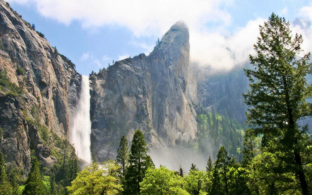 Stunning Yosemite Wallpaper: Cliffs, Waterfall & Lush Greenery