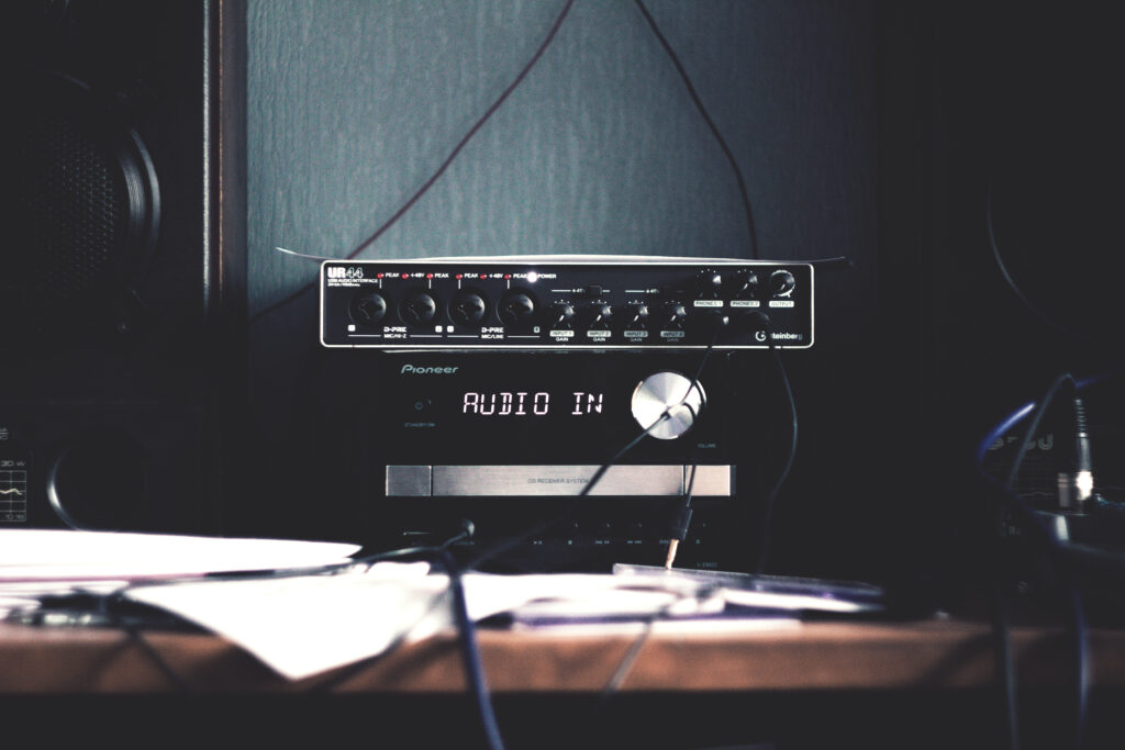 Stylish Audio Setup Wallpaper for Music Enthusiasts - AUDIO IN Display