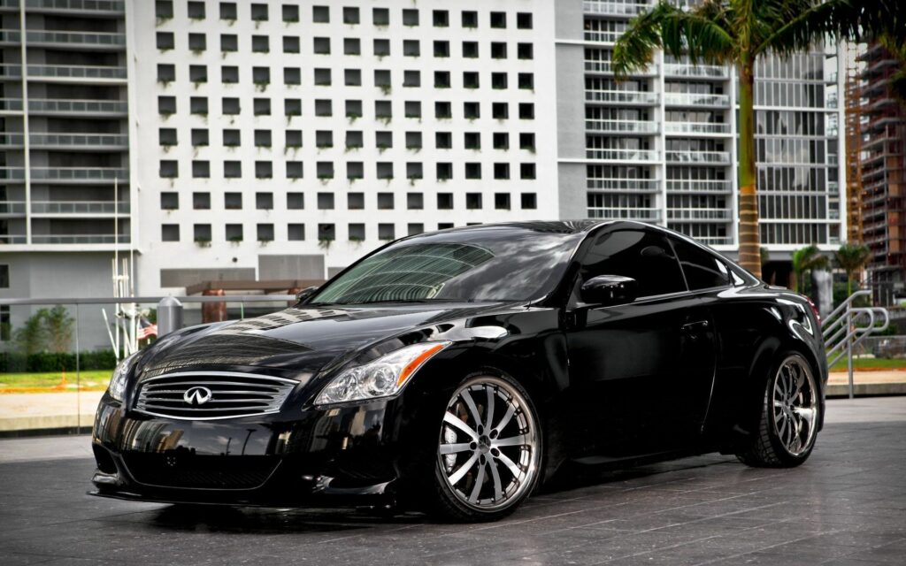 Sleek Black Infiniti Car Wallpaper in Urban Modern Setting