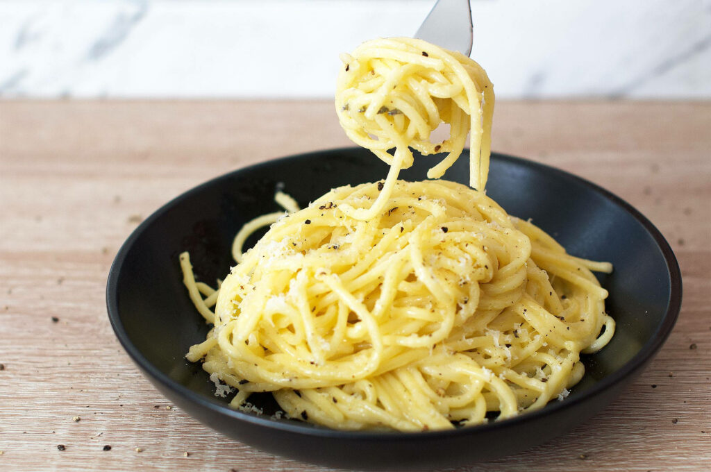 Elegant Cacio e Pepe Pasta Wallpaper: Creamy Spaghetti Delight