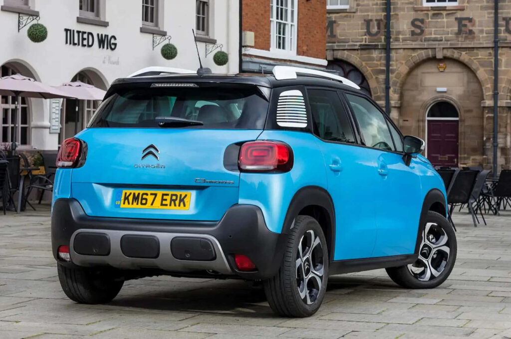 Stylish Citroën C3 Aircross Wallpaper: Vibrant Blue Urban Scene